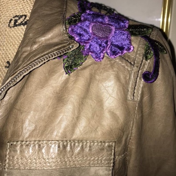 UPCYCLED NEW LEATHER JACKET~FLORAL APPLIQUES~US 6 - Picture 5 of 7